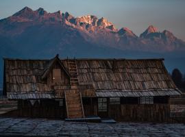 Tennessee Moutain Lodge -A luxury Farmstay with Jade Dragon Views-Baisha Villiage Branch-Organize outdoor sports & Englinsh Sevices & Breakfast and Afternoon tea&Tickes Resevition Sevice – hotel w mieście Baisha