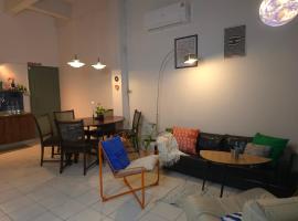 Dramatic Exit Bangkok - Cozy loft style near Suvarnabhumi Airport, hotel en Ban Bang Chan