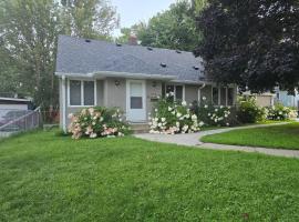 Spacious and Cozy 4-Bedroom Home in the heart of MSP, villa in Saint Paul