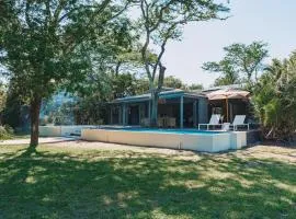 The Grand Luxury Safari Villa, Huge Private Pool, Hottub, Outdoor Shower, Giraffe Tower