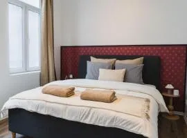 Lovely 1BR & 1LR Apartment, Only 15 Min Walk to City Center