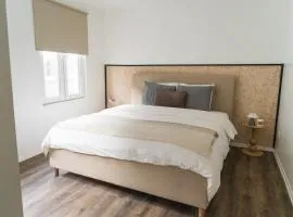 Lovely 1BR & 1LR Apt for 4P, Only 15 Min Walk to City Center