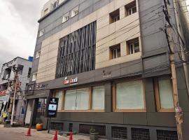 The Mayberry -A Bergamont Group of Hotels, hotel a Tiruppūr