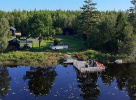 Lakehouse med bastu, egen brygga och roddbåt, hotel in Målsryd
