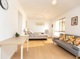 Cozy Studio Suite in House - Private Kitchen Bath, hotel in Rochedale