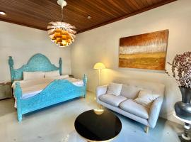 Chic Designer Master Bedroom in Shared Bungalow near LRT SS1 PJ, khách sạn ở Petaling Jaya