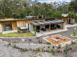 Yallingup House - Modern Rustic Retreat with Spa, hotel v destinaci Yallingup