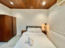 Chic Designer Bedroom in Shared Bungalow near LRT SS1 PJ, bangalo sihtkohas Petaling Jaya