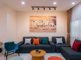 Spacious , 3 min walk to BTS & 10 min to Thonglor, Em District, Terminal 21, Max 20 People