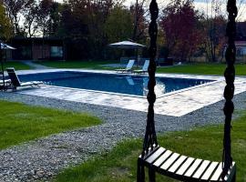 Badash Tiny Village - Tiny Houses with Heated Pool & BBQ – hotel w mieście Polovragi