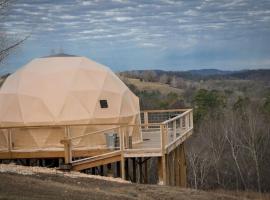 Romantic and Luxurious Glamping Dome in Eureka Springs, Equipped with an Indoor Hot Tub Perfect for a Weekend of Relaxation, אוהל מפואר בWest Liberty