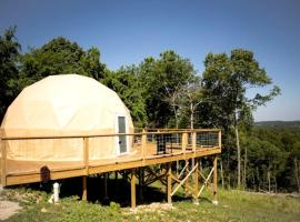 Vintage Themed Geodome with a Cedar Hot Tub and Mountain Views, Perfect for a Romantic Getaway in Eureka Springs, luxury tent in West Liberty