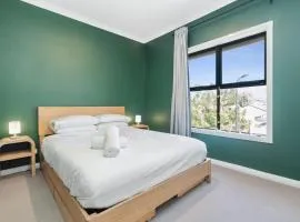 Bright 2-Bed Townhouse with Balcony & Garage