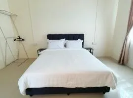 Cozy 2-Bedroom Balcony Suite with Living Room