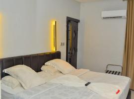 Triple Tee Luxury Hotel & Service Apartments Surulere, hotel in Lagos