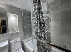WBC 1 Modern Large Ensuite Room Wednesbury