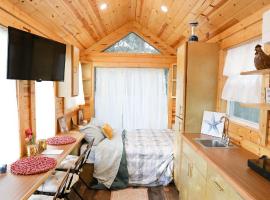 New Custom Tiny Home Retreat with Bunnies, Chickens and Goat，位于纳瓦拉的小屋