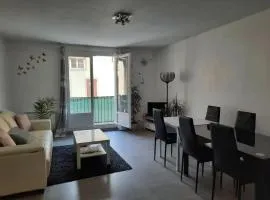 Appartement lumineux dans le centre de Digne-les-Bains avec balcon.