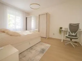 Spacious 2BR Retreat for Families & Friends near City Center