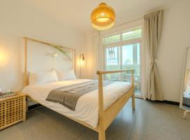 Gongxi Home Plus Bell Tower Big Wild Goose Pagoda Tangcheng Terra Cotta Warriors6 metro away from Xian North Railway Station 3 minutes walk to Line 2 100 inch projection free trial service, hotel in Xi'an