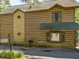 Gorgeous 3 bedroom in Downtown Gatlinburg! Free Tickets everyday of your stay,Pool table,Fireplaces