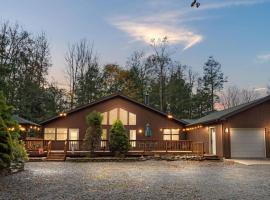 Relaxing Pocono Stay Near Lake with Hot Tub & BBQ, hotel v destinaci Blakeslee