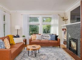 Family Downtown Mansion - Sleeps 13, hotel in Appleton