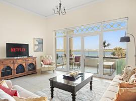 VayK - Beachfront 1BR with Sea Views in Palm Jumeirah, hotel en Dubái