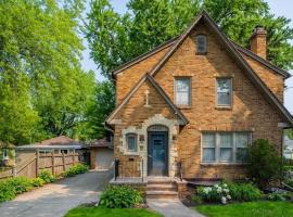 Family Brick House Charm - 4 br 3 bath, hotel in Appleton