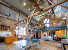 Urban Farmstead Family Retreat - Game Barn, hotel in Appleton