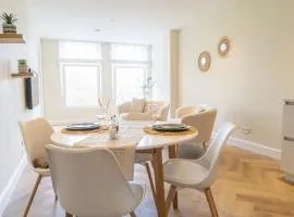 Charming Jordaan Apartment, Canal Views