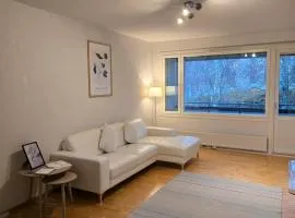 Avara ja kodikas huoneisto parvekkeella