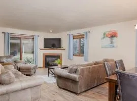 Quiet 3 Bedroom - Minutes from Airport and Mall