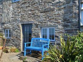 Buntings Cottage at Trenale Court Cottages, Hotel in Tintagel