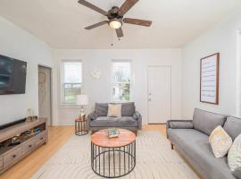 Downtown 2 Bedroom Home - Office, Hotel in Oshkosh