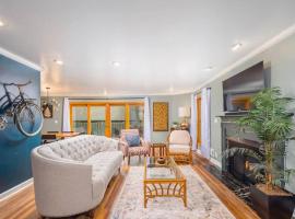 River Drive Retreat - Family Neighborhood sleeps 10, hotel in Appleton