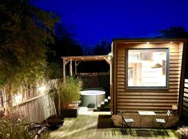 Cozy tiny house with jacuzzi , garden and free parking near Amsterdam、Vijfhuizenのタイニーハウス