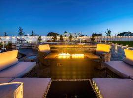 Spacious Country Farmhouse Retreat, Sleeps 16, Pool, Movie Room, hotel in Papillion