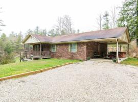 Hot Tub & WiFi -Carrie's Cottage - Red River Gorge, hotel v destinaci Pine Ridge