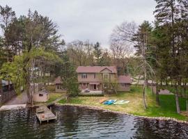 Lake House Family Vacation - Sleeps 12 Dock Kayaks Paddle Boards, hotel v destinaci Waupaca