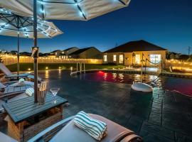 Spacious Country Farmhouse Retreat, Sleeps 16, Pool, Movie Room, hotel v destinaci Papillion