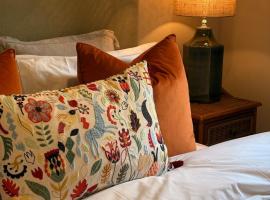 Holly Cottage - Village location, Lake District，位于彭里斯的酒店