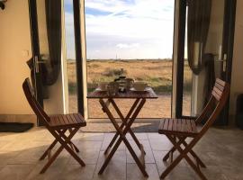 Pass the Keys Mistral Coastal Cabin - Dungeness sleeps 23, khách sạn ở Folkestone