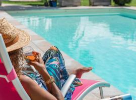 La Clé des Chaumes - Maison d'hôtes de charme avec piscine et bain nordique, Hotel in Boisset-lès-Montrond
