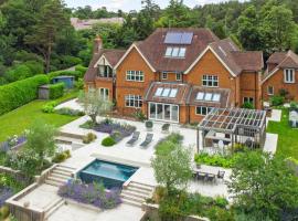 Luxury Mansion Farnham pool gym EV Charger, hotel in Farnham