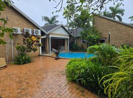 Happy Holiday Lodge, hotel in Meer en See