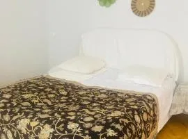 Belle chambre avec accès à une terrasse