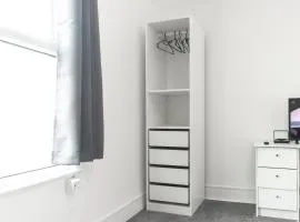 Charming 3 Bed House with Garden