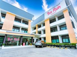 The Rich Hotel, hotel s parkiri&scaron;čem v mestu Ban Nong Tao