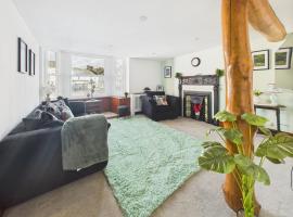 Spacious light and airy apartment with Cinema room, Hotel in Ottery St Mary